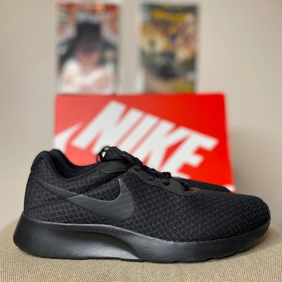 nike tanjun triple black